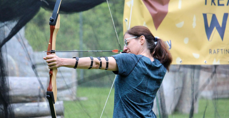 Momento di concentrazione durante il tiro con l'arco in Trentino
