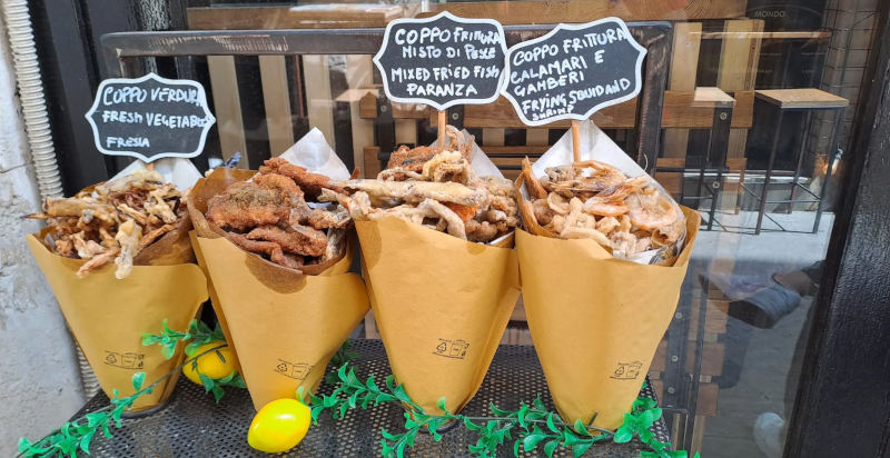 Coni di pesce fritto con pesce fresco, tour street food Siracusa