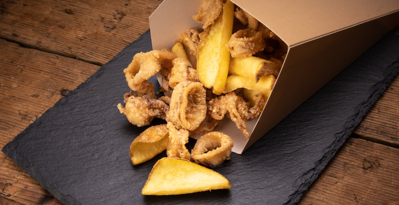Cono di pesce fritto fresco servito su carta - Street Food Catania Pesce