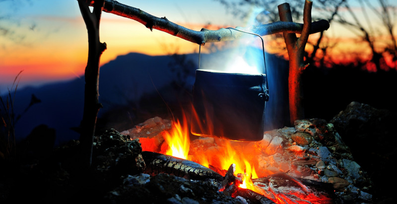 Bivacco al tramonto durante i corsi di sopravvivenza in Campania
