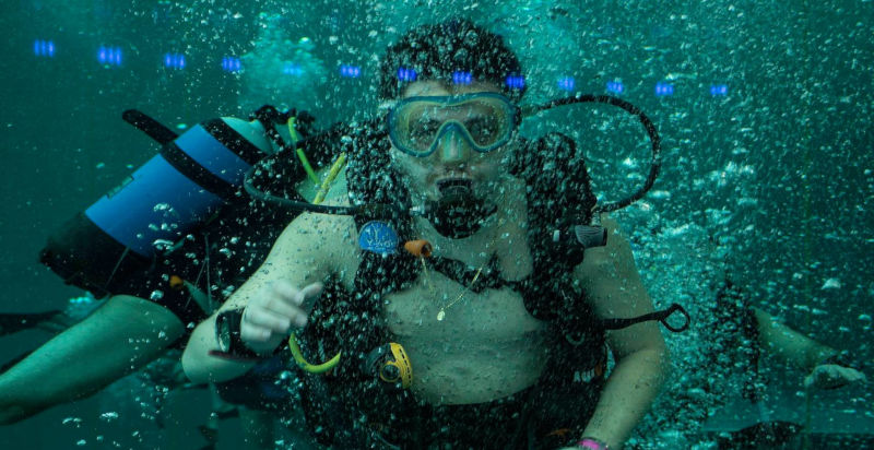 Lezione di immersione in piscina durante i corsi sub a Milano