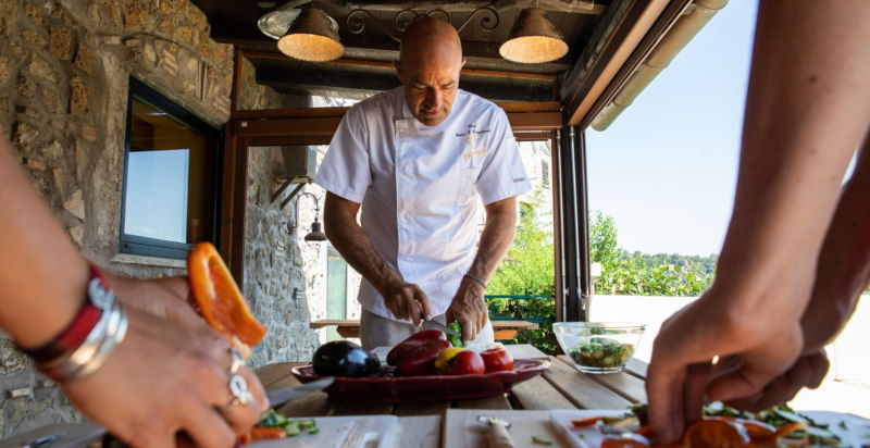 Preparazione di piatti tipici della cucina romana con chef esperto