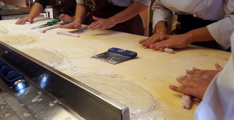 Preparazione impasto durante il corso cucina a Siena