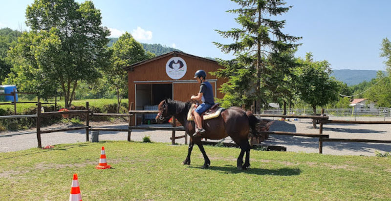 Cavaliere principiante impara a montare un cavallo in un maneggio di Parma