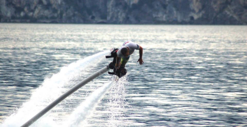 Flyboard a Tignale sul Lago di Garda: Acrobazie e divertimento in acqua