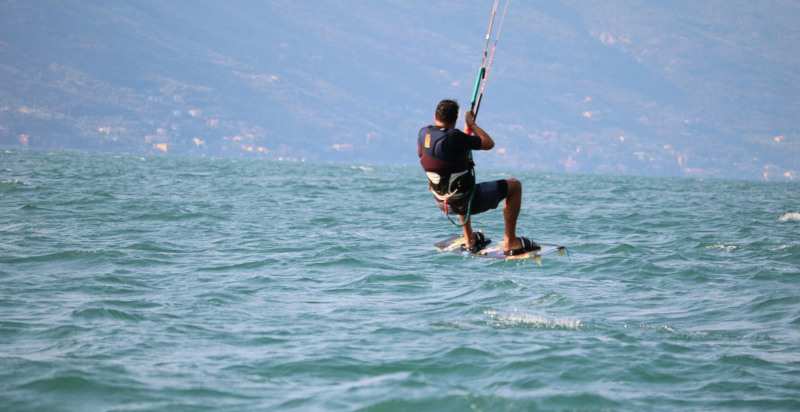 Esperienza di kitesurf per principianti e avanzati al Lago di Garda