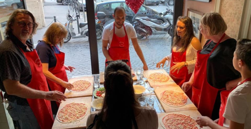 Preparazione della pizza durante un corso pratico a Roma