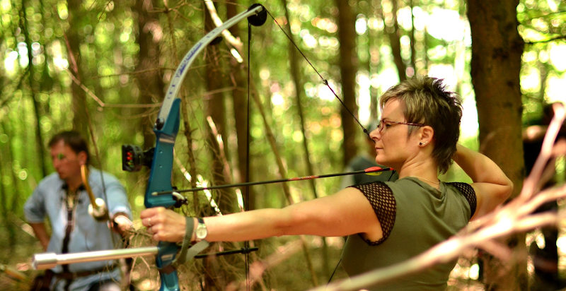 Partecipanti che praticano il tiro istintivo con l'arco a Ostia Antica