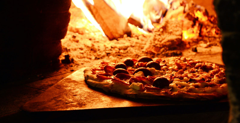 Cottura della pizza napoletana in un forno professionale