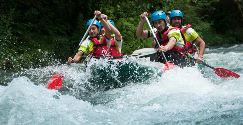 Gommone affronta una rapida durante il rafting sul fiume Corno