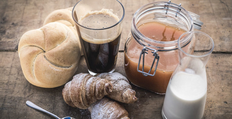 Colazione con pane e prodotti locali