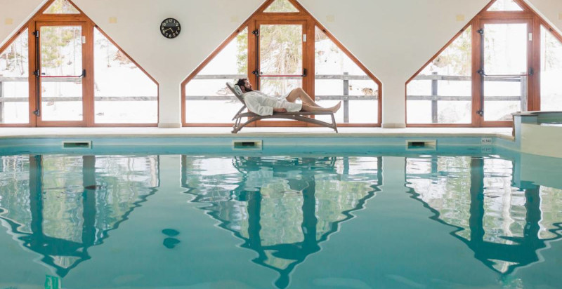 Ingresso del Day Spa Treinke a Sauris di Sotto con vista sulle montagne