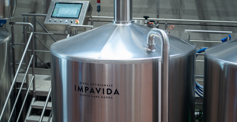 Degustazione di birra artigianale Impavida presso il birrificio di Arco
