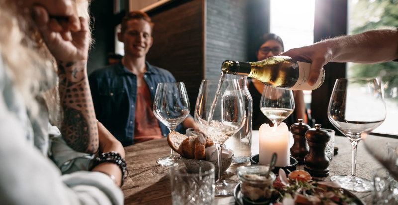 Degustazione vino locale durante lo street food tour a Rimini