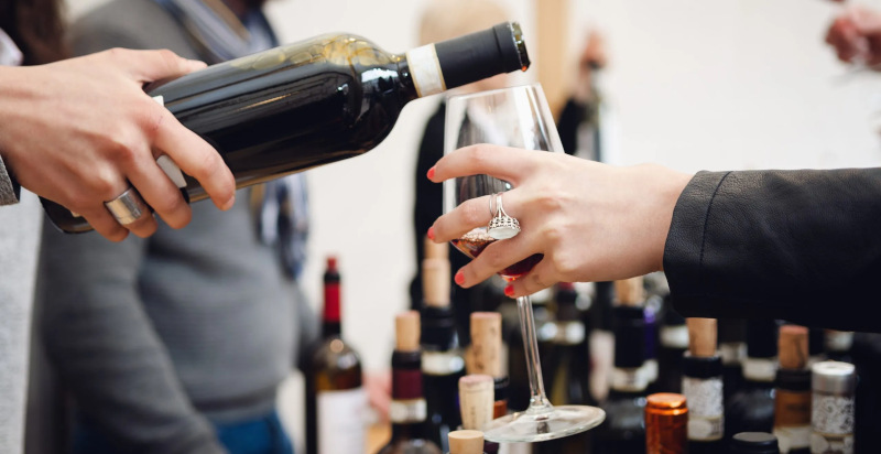 Degustazione vino durante il tour gastronomico a Siena