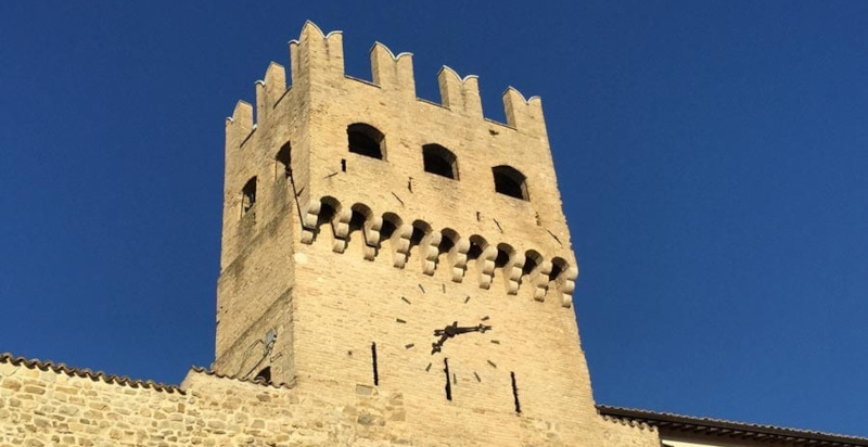 Dettagli architettonici in pietra nel borgo storico di Montefalco