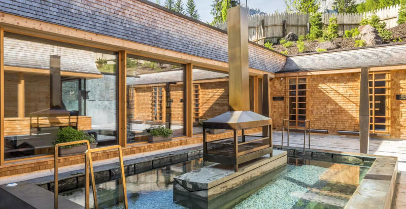 Dettaglio piscina esterna a Sesto presso il Caravan Park Sexten