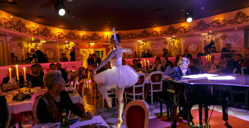 Pianista durante l'aperitivo al dinner show a Venezia