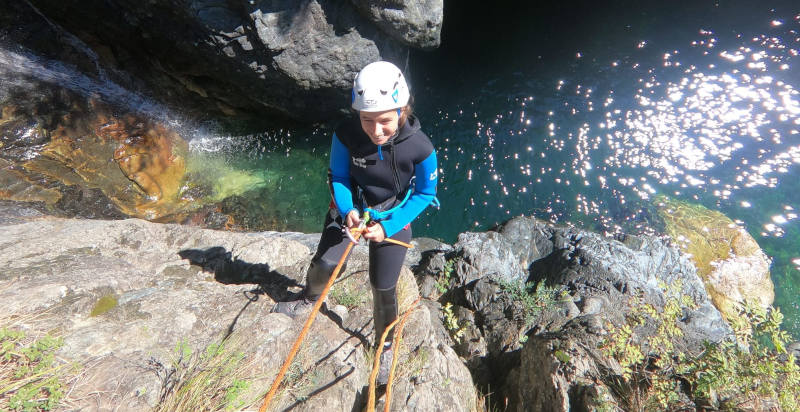 Discesa con corda lungo una parete ad Arenzano per il canyoning