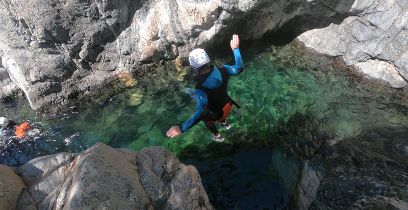 Avventura outdoor con canyoning tra rocce e acqua ad Arenzano