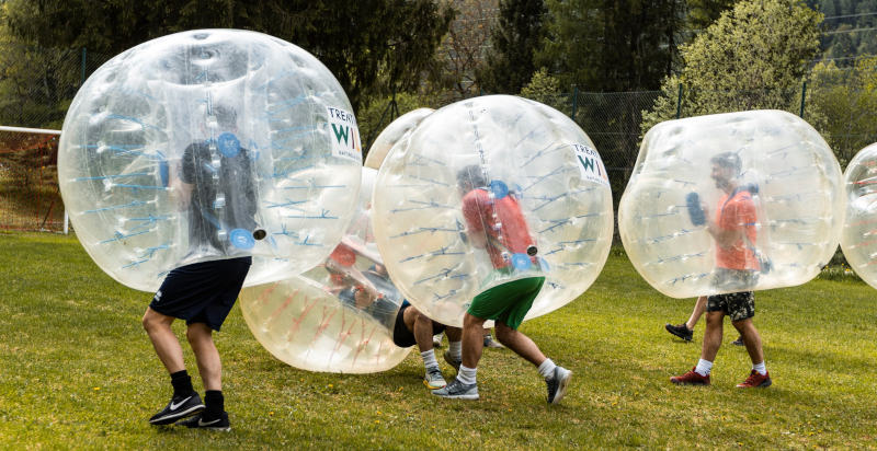 Giocatori durante un match di Bubble Football a Croviana