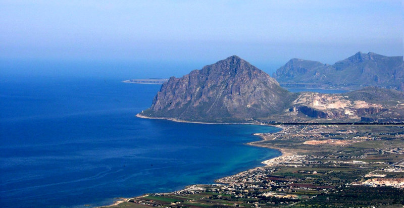Vista panoramica su Erice e il golfo di Trapani