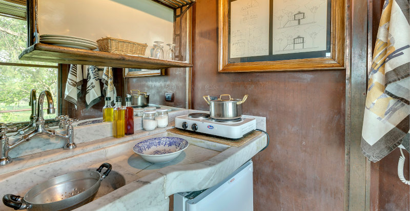 Piccola cucina funzionale nella casa sull’albero