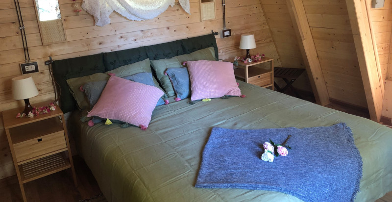 Interno accogliente di una casa sull'albero in Sicilia