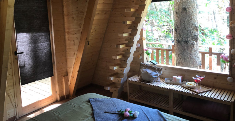 Dettagli di arredamento nella casa sull'albero in Sicilia