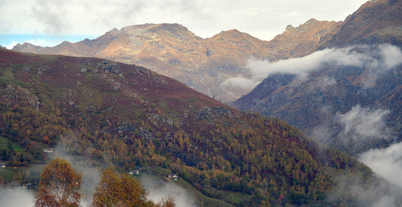 Scorcio panoramico della Valchiusella dalla StarsBox immersa nel verde