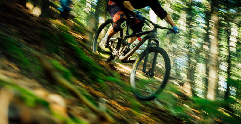 Ciclista durante il downhill in Umbria