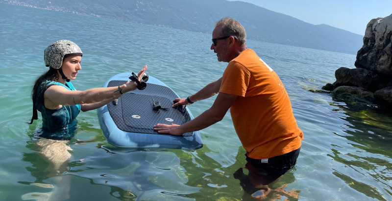 Istruttore con partecipante a E-foil sul lago di Garda