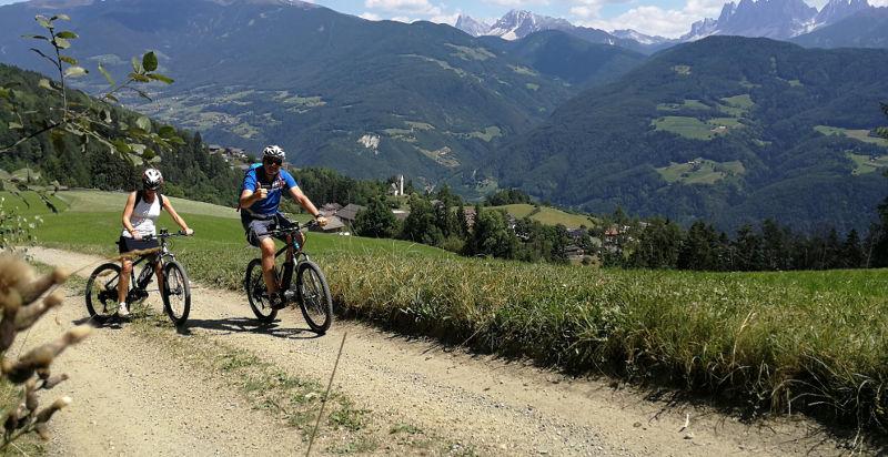 Escursione in mountain bike a Chiusa con vista sulle Dolomiti e vigneti dell’Alto Adige