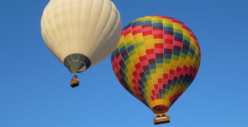 Mongolfiera che sorvola Masino