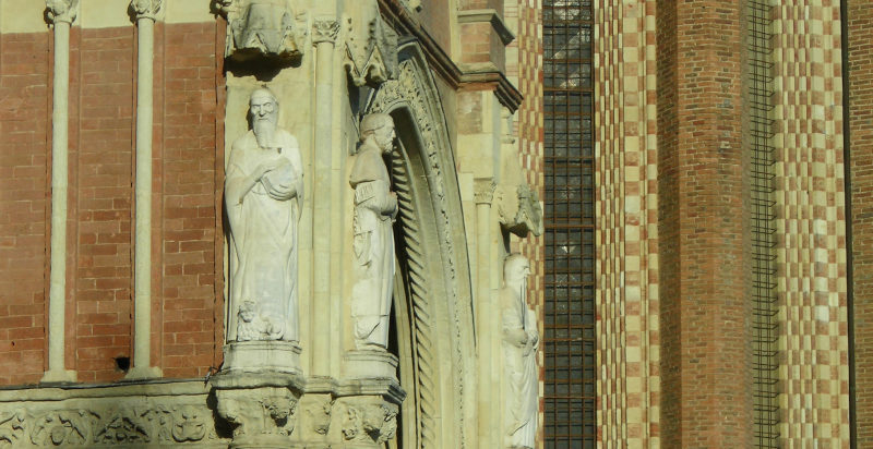 Dettaglio architettonico durante l'urban escape ad Asti