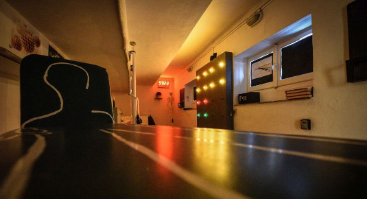 Scenografia curata e dettagliata dell’ambientazione Escape Room