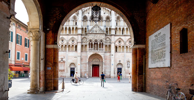 Escape urbano lungo la cinta di castello Estense a Ferrara