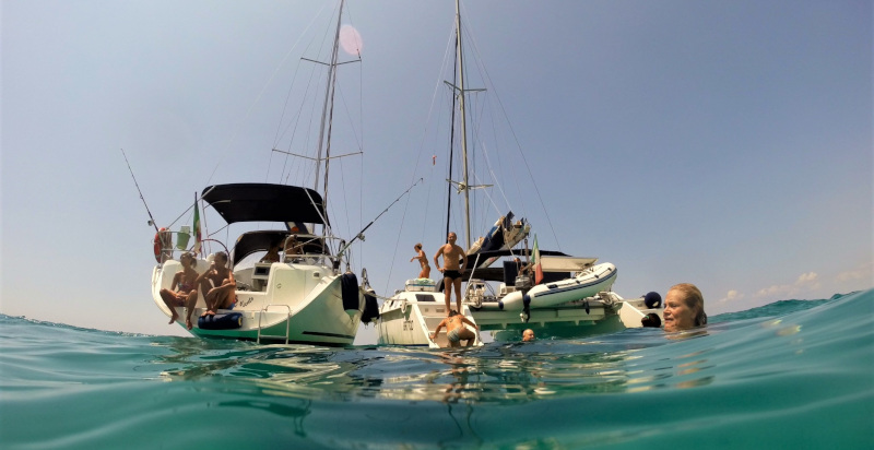 Tuffo nel mare blu del Salento durante l'escursione in barca con attrezzatura per snorkelling