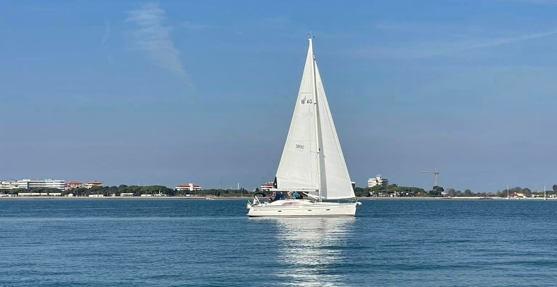 Escursione in barca a vela lungo la costa di Caorle