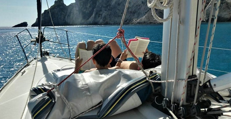 Barca a vela lungo la costa salentina vicino a Otranto