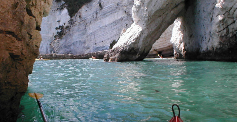 Escursione canoa Vieste grotte marine