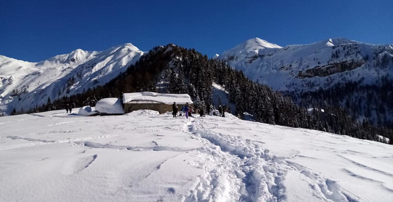 Emozionante escursione con le ciaspole in Val Brembana tra panorami innevati e natura incontaminata