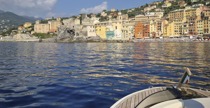 aperitivo romantico in barca con vista sulla costa ligure