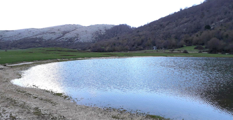 Escursione in bicicletta elettrica lungo le sponde del Lago di Giulianello.