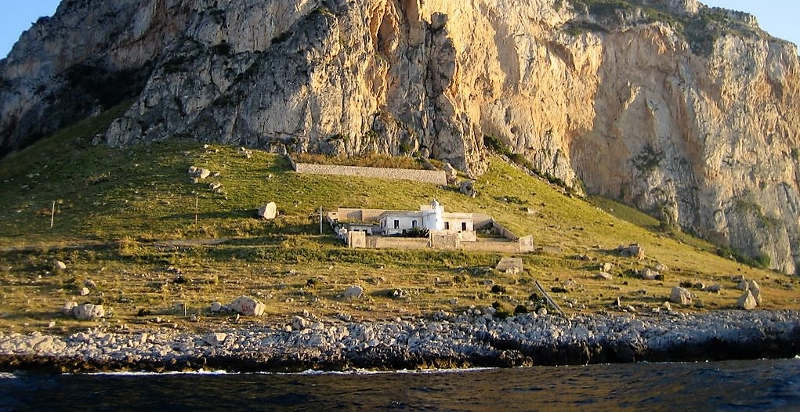 escursione in gommone verso capogallo