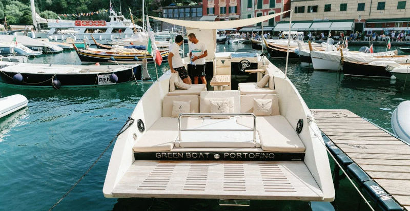 Barca a motore per tour attraccata a Portofino