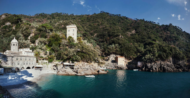 Escursionisti in barca ammirano il paesaggio della Riviera Ligure di Levante