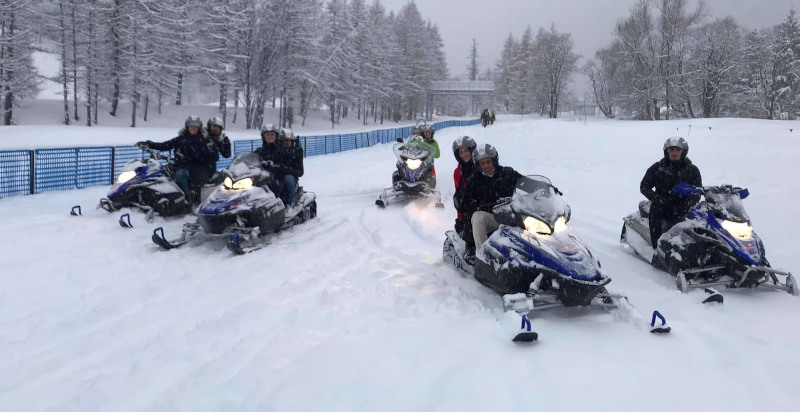 Gruppo di escursionisti in motoslitta a San Sicario
