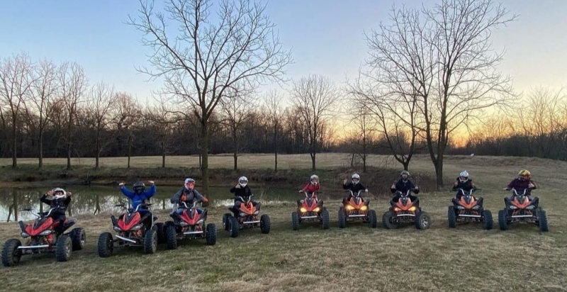 Momenti di avventura in quad nel parco boschivo vicino a Novara