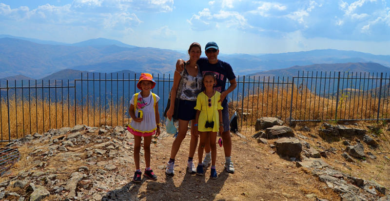 Vista panoramica dalle montagne siciliane con boschi e sentieri